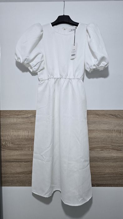 Rochie midi Na-kd cu maneci scurte bufante perfecta pentru vara