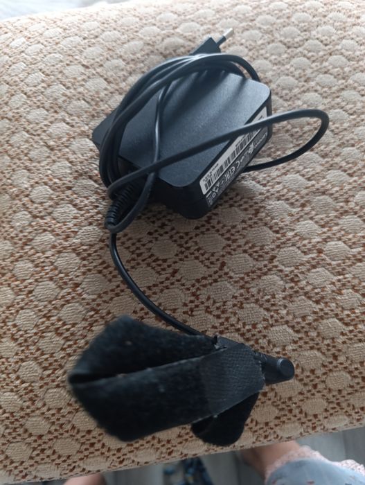 Зарядки на ноутбуки разные