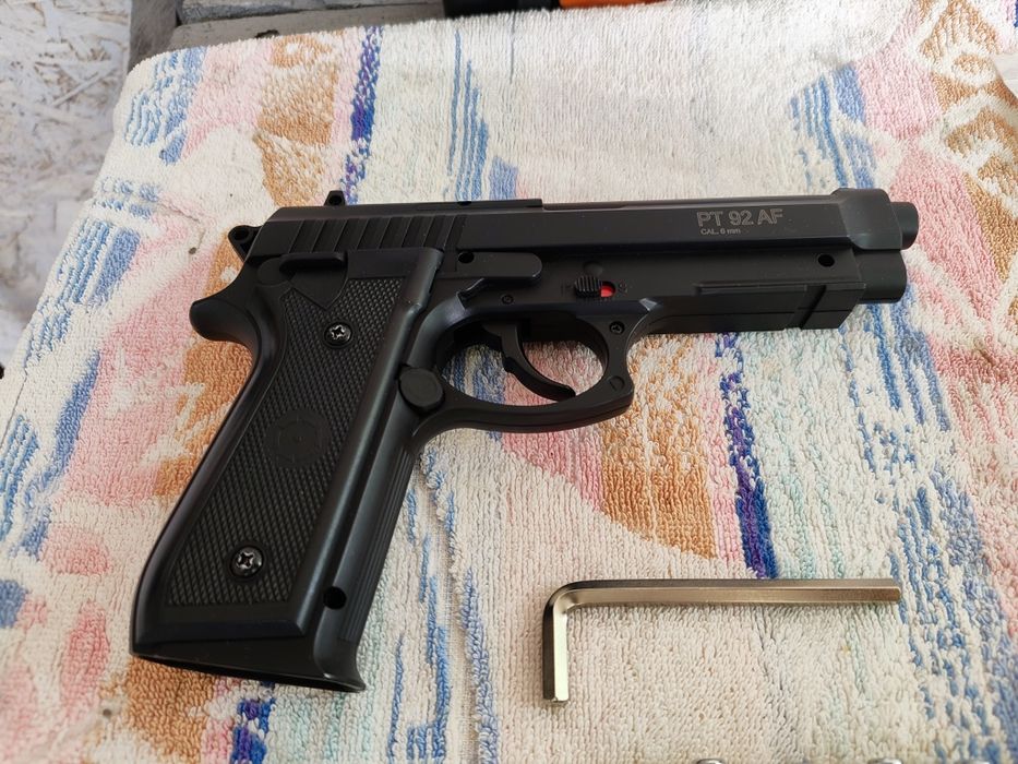 Pistol Airsoft  4 Jules cu Pachet Complet ! Co2 Cybergun PT92 - 4 Jules