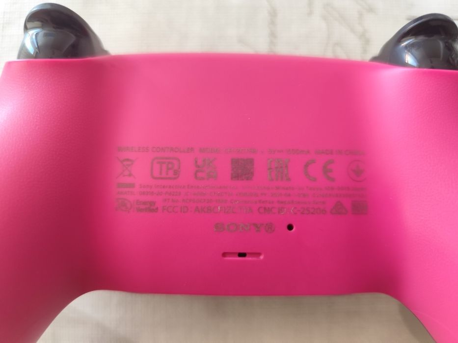 PS5 Pink в отлично състояние, като нов джойстик