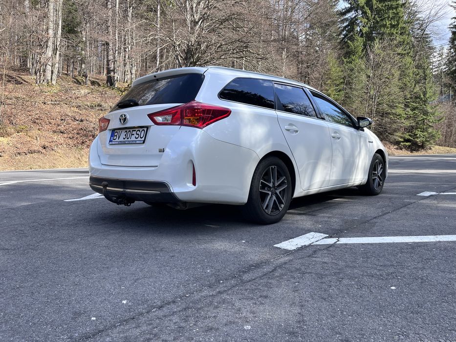 Toyota Auris Hybrid Gpl 2015 alb perlat