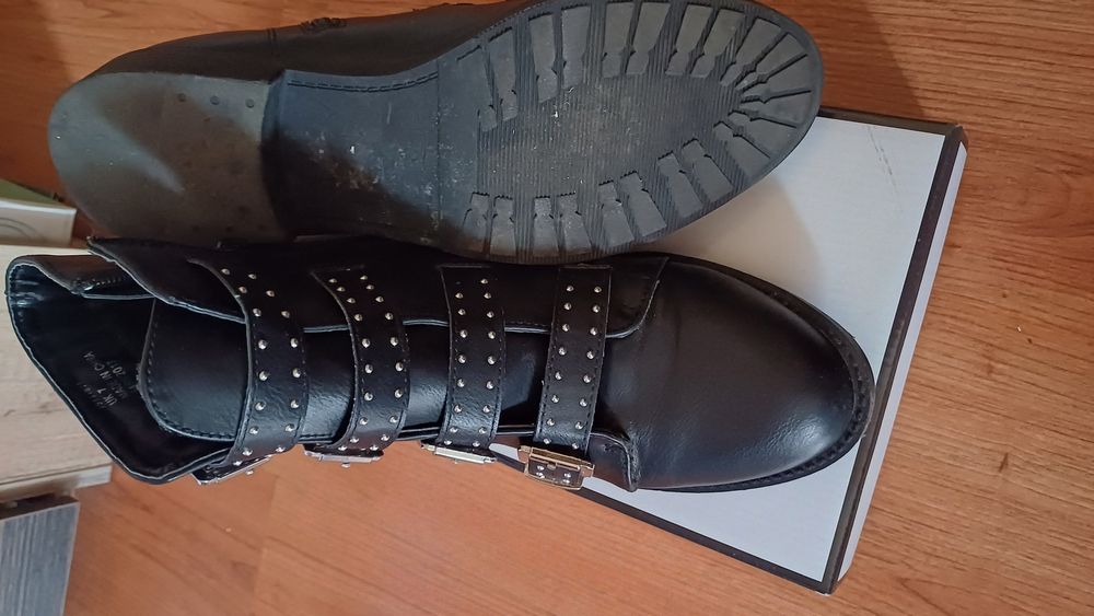 Ботички черни  с капси Dorothy  Perkins  25  лв