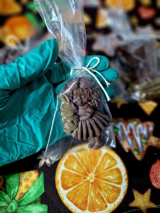 Шоколадные бонбоньерки в форме девочек