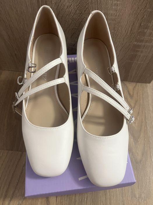 Дамски бели обувки Tendenz