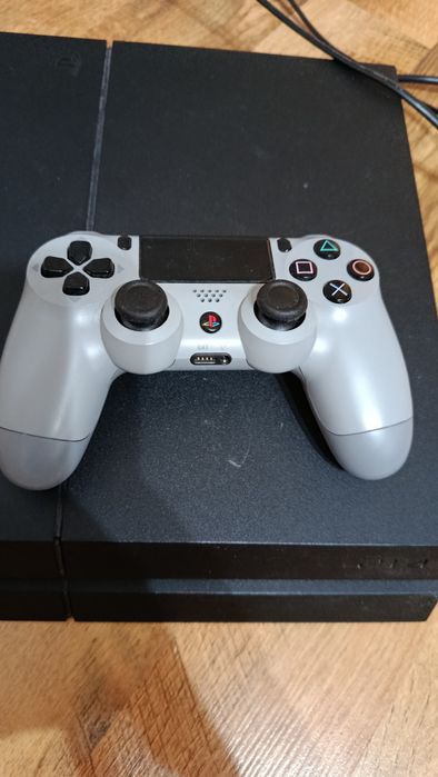 Продавам. Конзолаз джойстик и 2 бр.игри