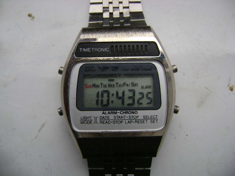 Продавам 5 броя ретро кварцови часовници Levis,Time Tronic,Quartz