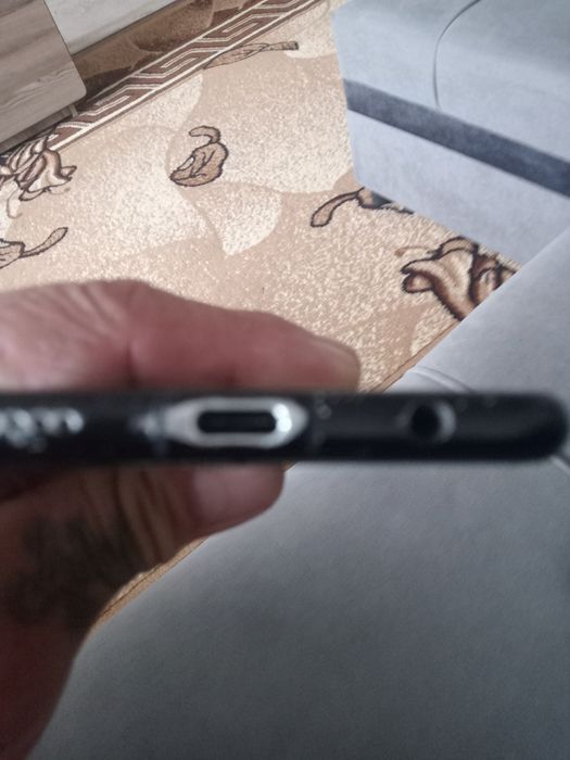 Продам два телефона в хорошем состоянии есть чехлы зарядка