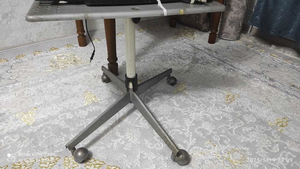 Телевизор Samsung 32" с тюнером на подставке + стол кухонный, б/у