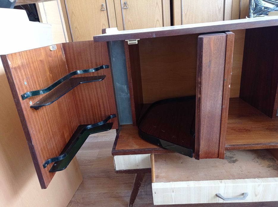 Шкаф ретро с въртяща вътрешна част с огледало