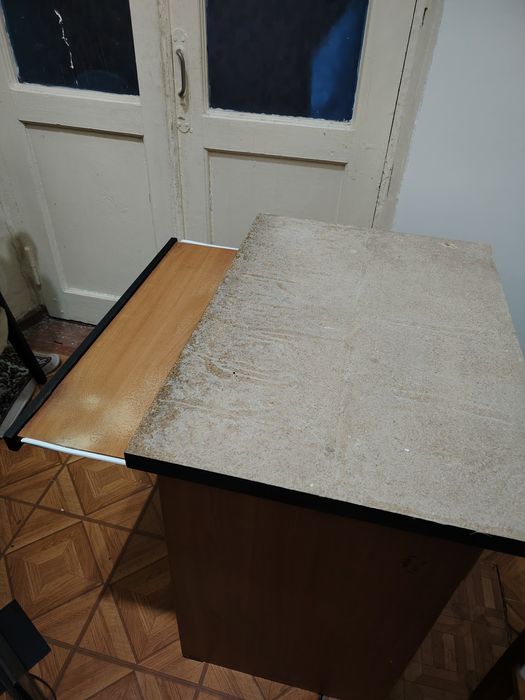 Домашний компьютерный стол с выдвижным отсеком и местом для блока пк