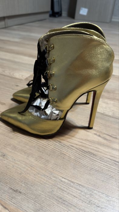 Сандали с висок ток