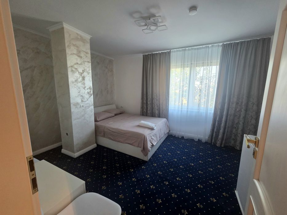 Camere duble cu baie proprie de inchiriat