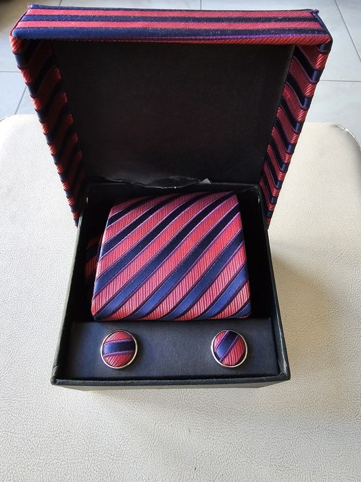 Комплект вратовръзка и ботанели