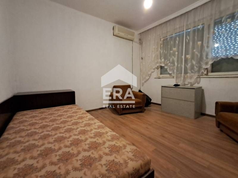 Тристаен панелен апартамент за продажба, с отделна Г-образна кухня, в