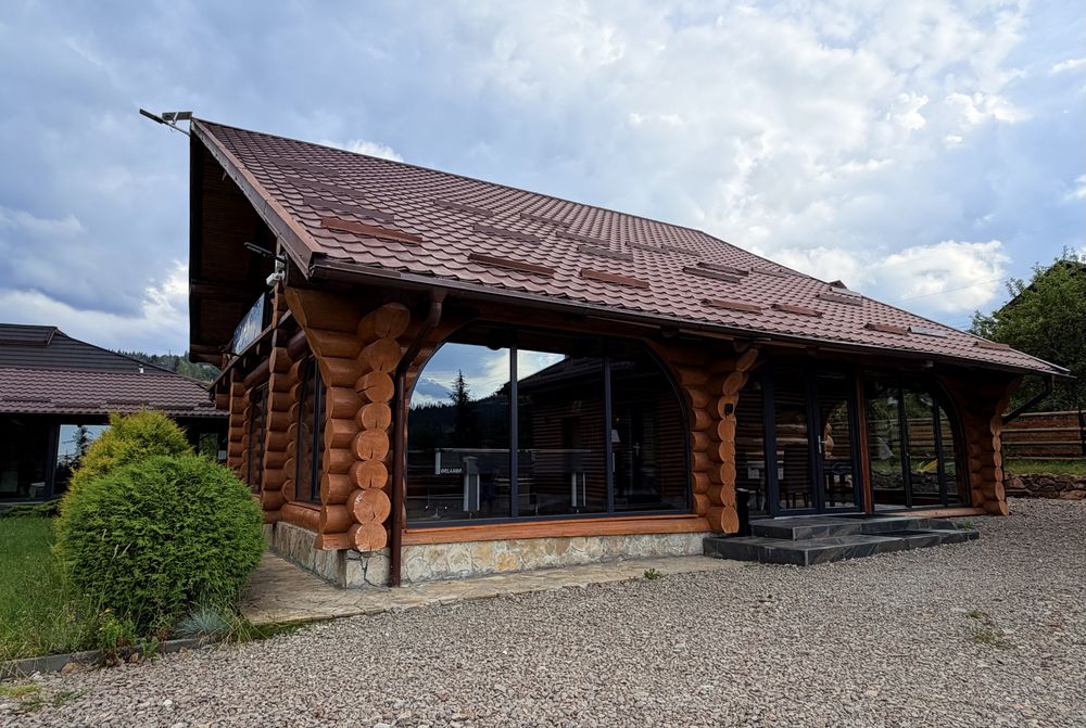 Casă din lemn rotund 100mp în faza de construcție cu relocare inclusă în preț