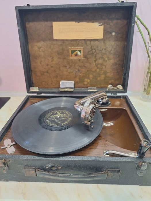 Ретро преносим грамофон с куфарче