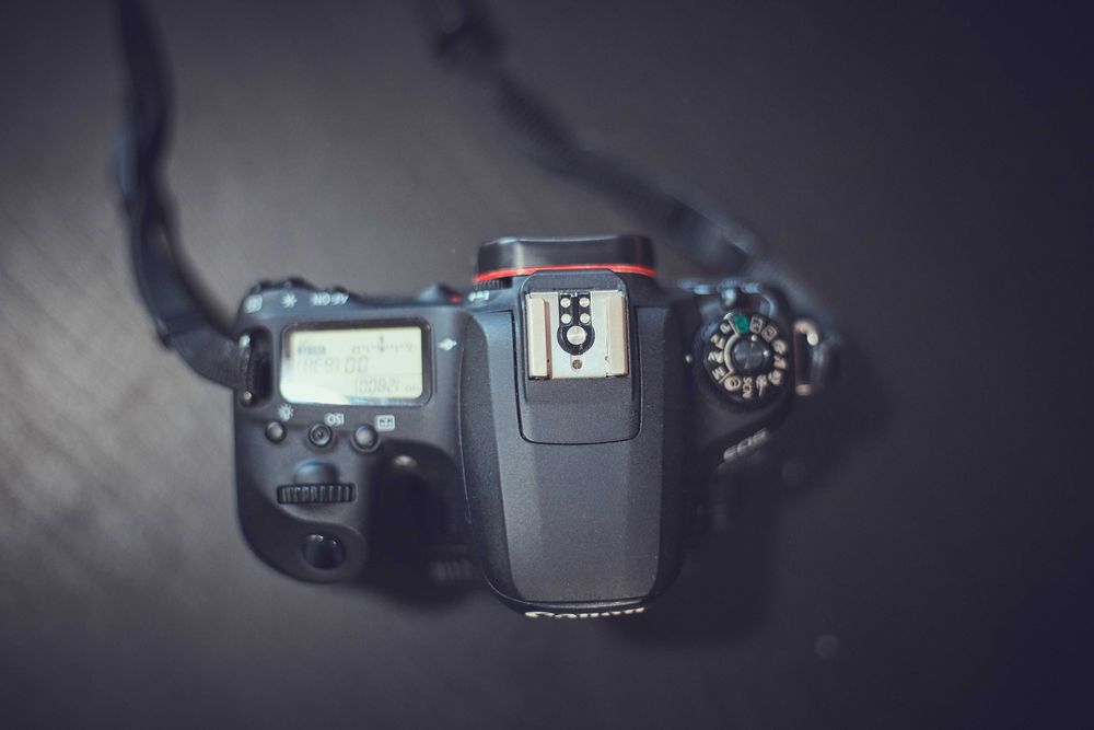 DSLR Canon 77D stare excelenta