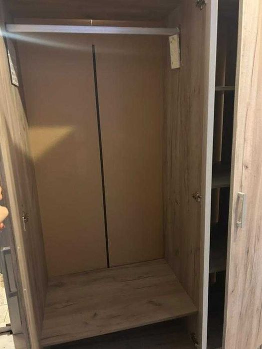 Трикрилен гардероб и скрин – екрю/светлокафяви, леко винтидж