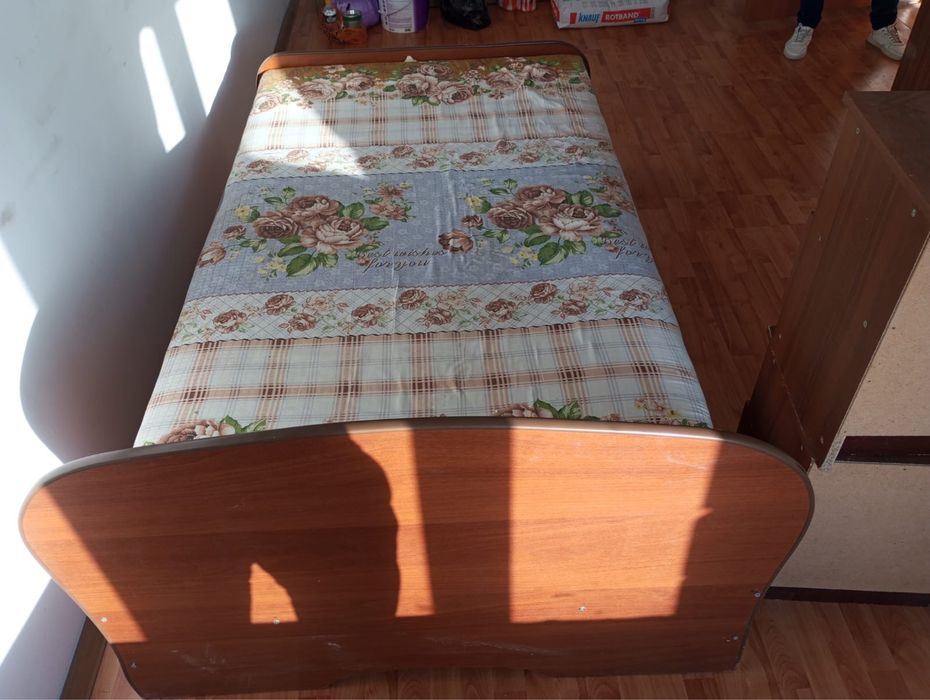 Продам кровать с двумя тумбочками
