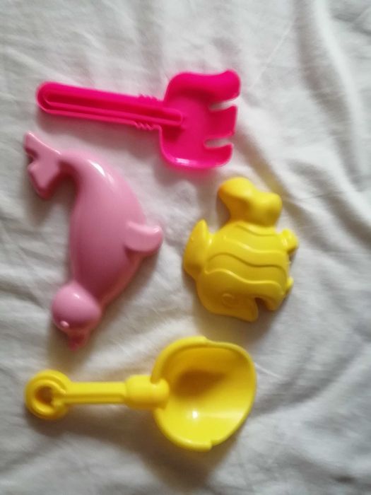 Камионче самосвал с инструменти за игра в пясък, чисто ново