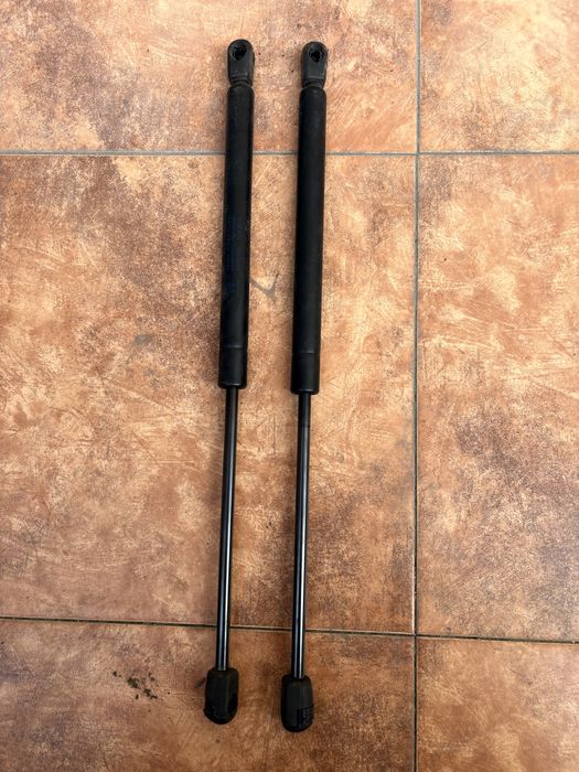 Стойка на багажник, капот