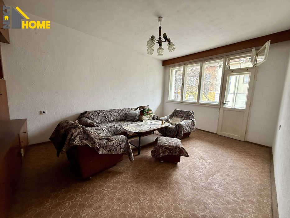 Просторен тристаен апартамент (етаж от къща) до стадиона