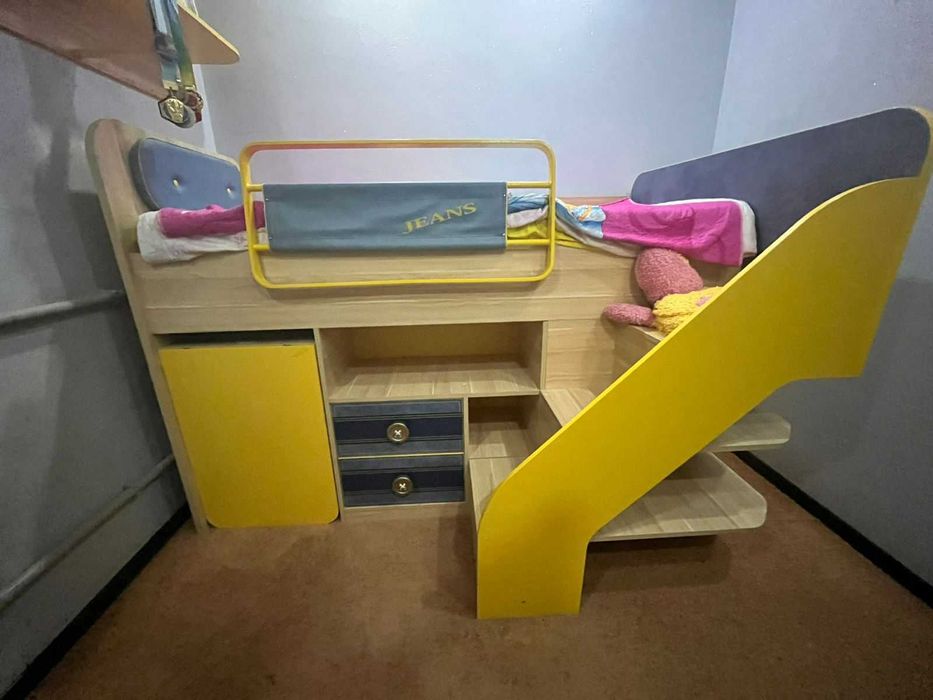 Детская кровать-чердак с рабочей зоной и системой хранения