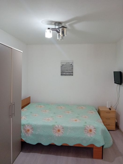 De  închiriat apartament 2 camere 220 e
