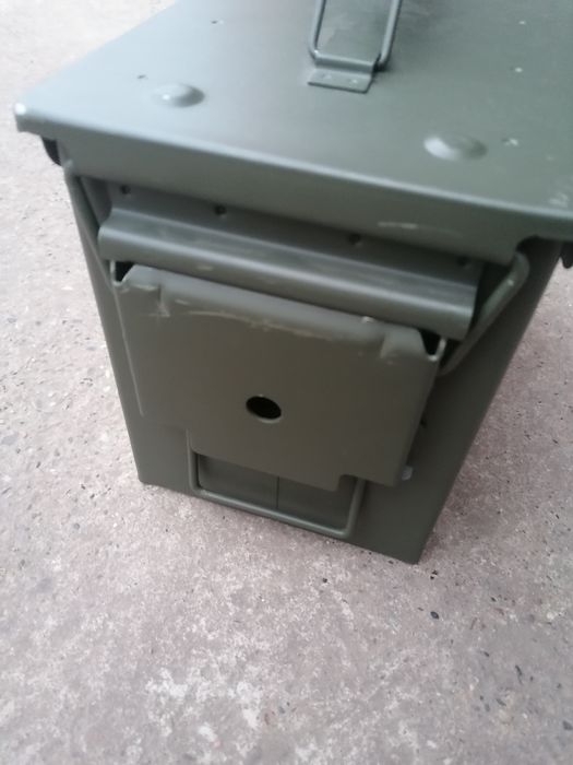 Cutie metalica cu capac etans, ideala depozitare diverse: scule, bani