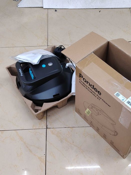 Продавам робот за почистване на басейни Pondee – модел Weve Robo X1.