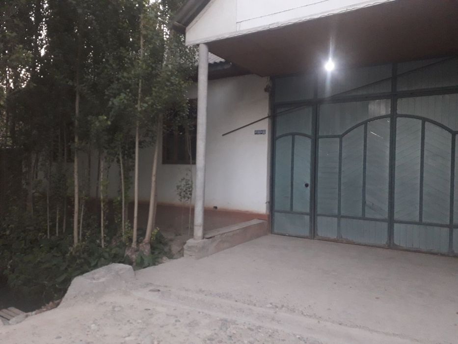 Уй 4 хонали ҳовли ва боғлари бор