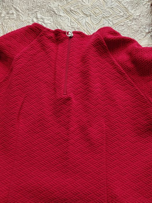 Ярко червена рокля от плътна матетия