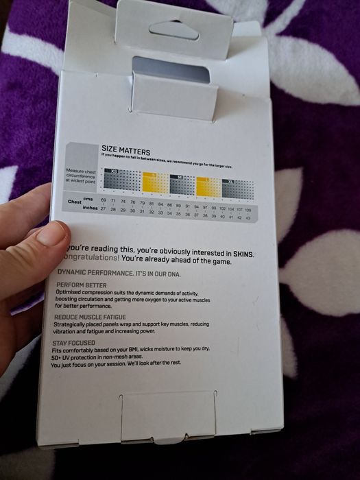 Top de compresie cu mânecă scurtă pentru femei.