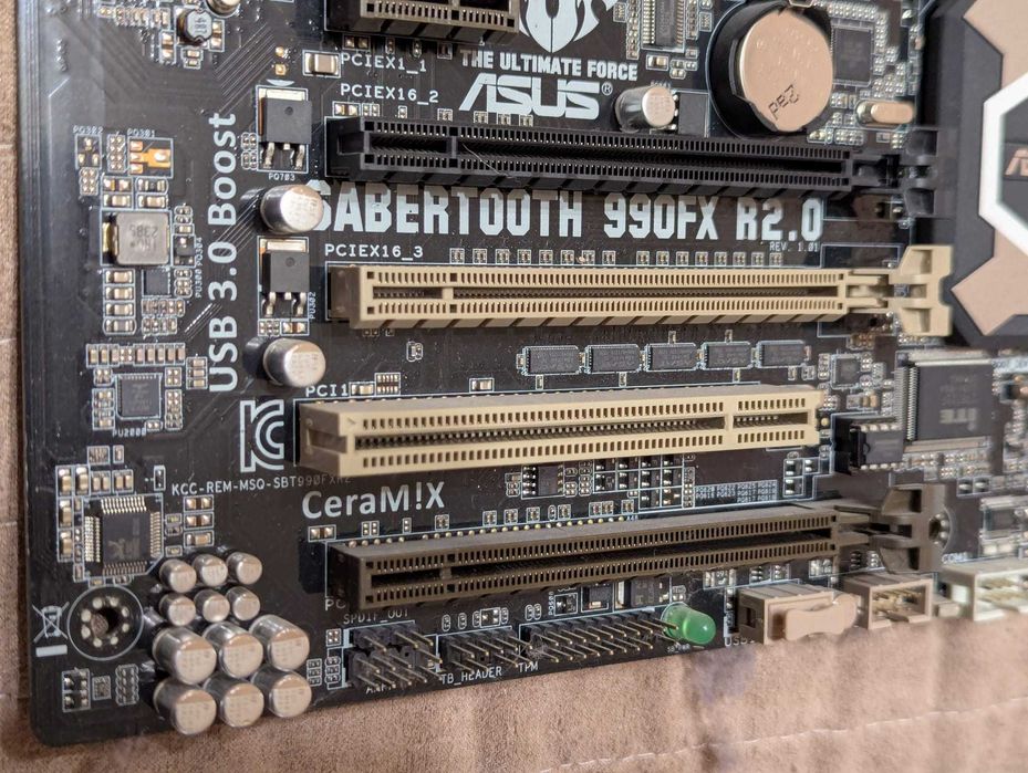 ASUS Sabertooth 990FX R2.0 – Placă de Bază High-End AM3+ (Seria TUF)