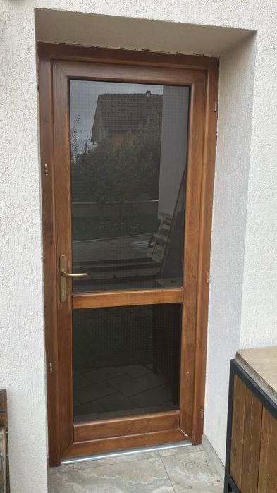 Usa si geam termopan, din lemn stratificat.