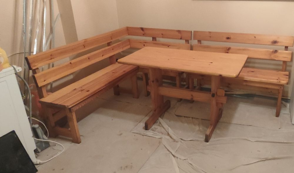Комплект дървена маса и две пейки