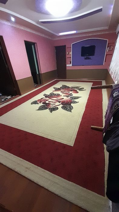 Gilam sotiladi 5.5 ga 3.5 kelishtiriladi.