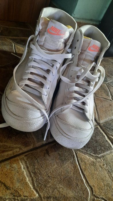 Adidași marca Nike