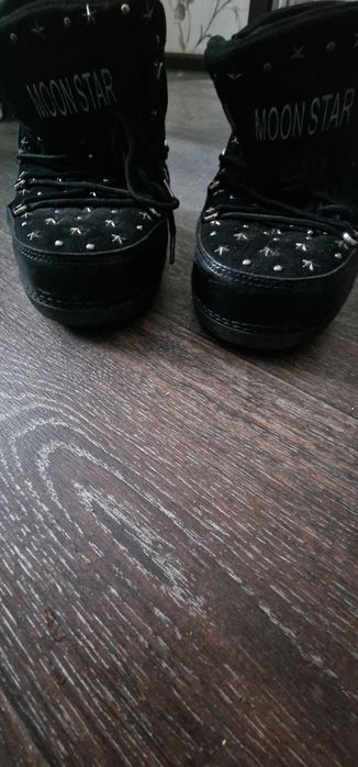 Продам зимние черные ботинки, угги. Модные, красивые.