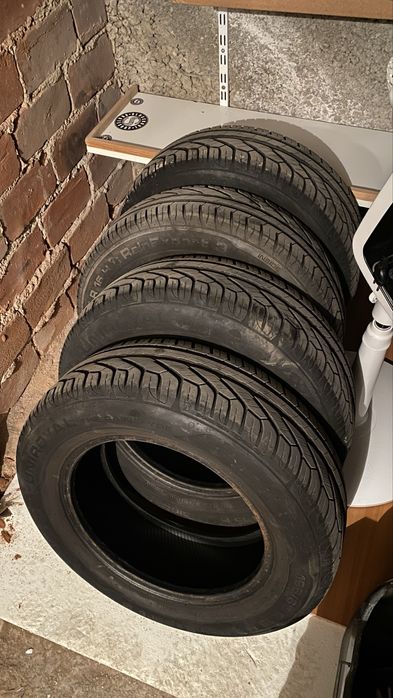 Vand 4 anvelope de vara Uniroyal, 195/65/R15, in stare foarte buna