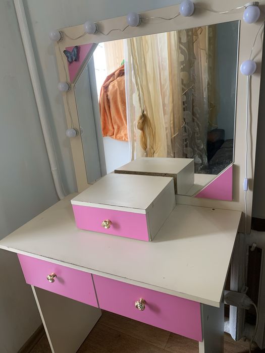 Продам барный стул и стол для девочки