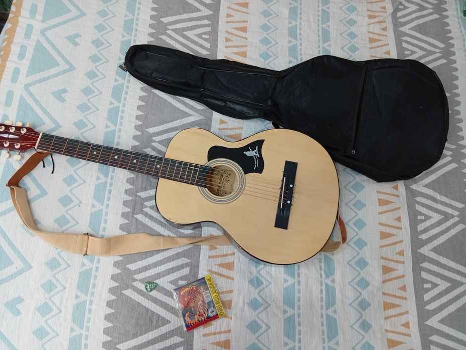 Гитара б/у в хорошем состоянии