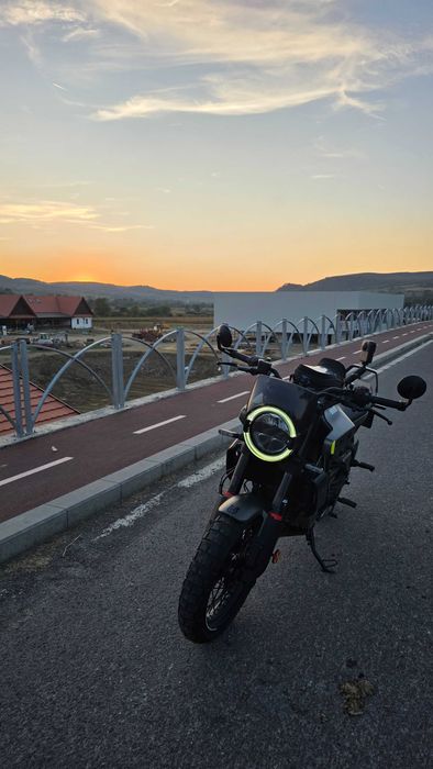 Motocicleta Husqvarna Svartpilen 401