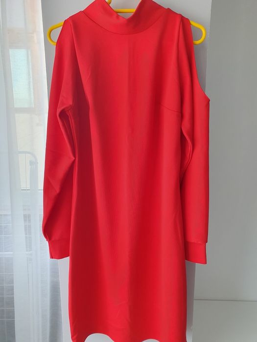 Rochie rosie umeri goi