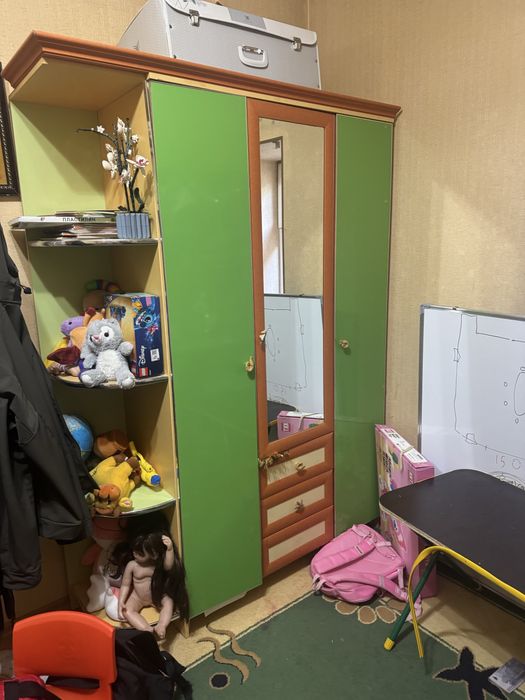 Отдам Шкаф, детский стол, 2 тумбочки детские