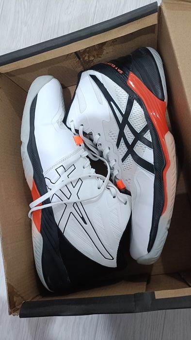 Кроссовки Asics  в отличном состоянии
