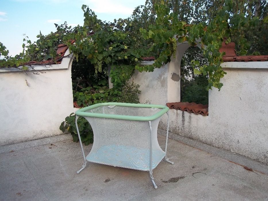 Италианска сгъваема кошарка с твърдо дъно за сън и игра