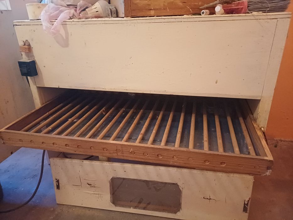 Vând două incubatoare
