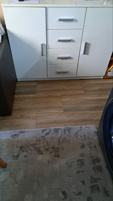 Бял шкаф за съхранение