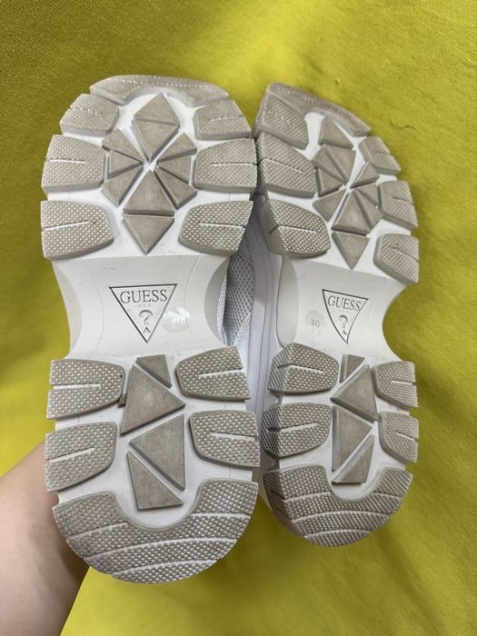 Бели сникърси Guess
